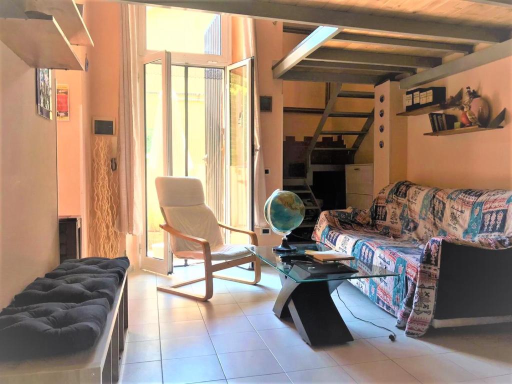 een woonkamer met een bank en een tafel bij SergioHome in La Spezia
