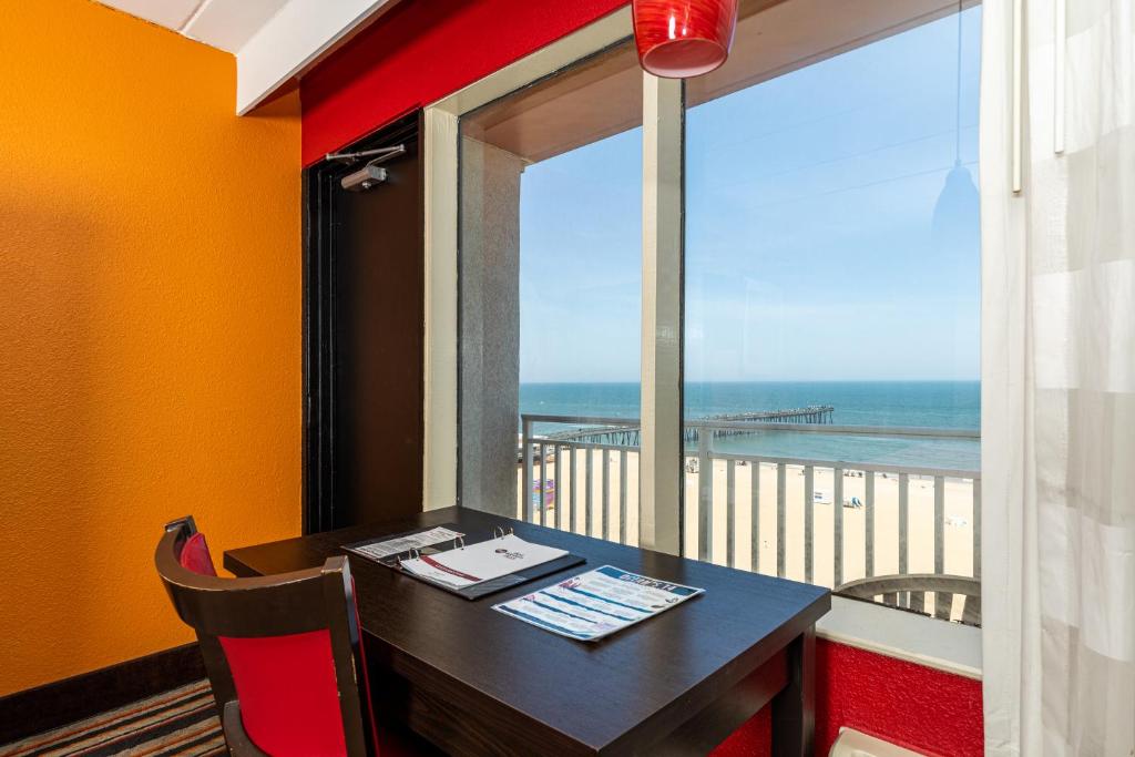 Sandcastle Resort - King Room With Roll-In Shower - Disability Access