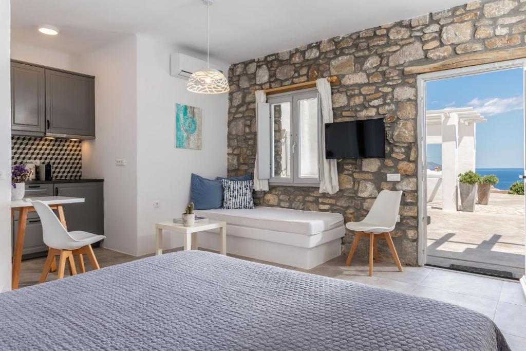 Televízia a/alebo spoločenská miestnosť v ubytovaní Aegean View Apartments Mykonos