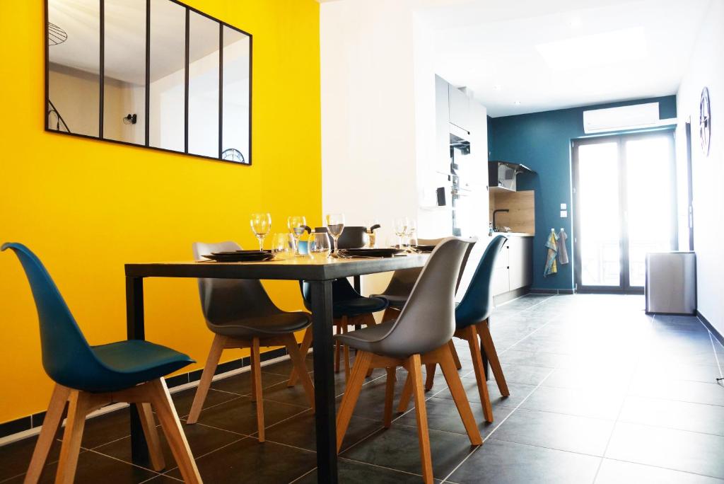 een eetkamer met een tafel en stoelen bij Casa Blanc Seau in Tourcoing