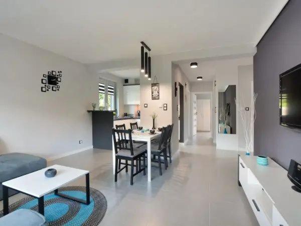 Televízia a/alebo spoločenská miestnosť v ubytovaní Apartament Wiktoria