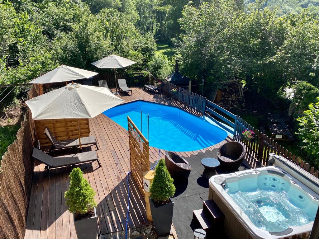 una terraza con vistas a una piscina en Apartaments Alta Muntanya, en Barruera
