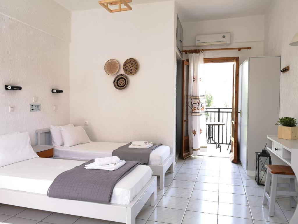 A bed or beds in a room at Emilia Apartments