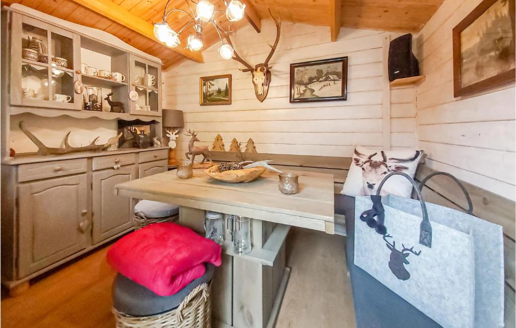 una cocina con mesa en una cabaña en 1 Bedroom Amazing Apartment In Bad Schlema, en Bad Schlema