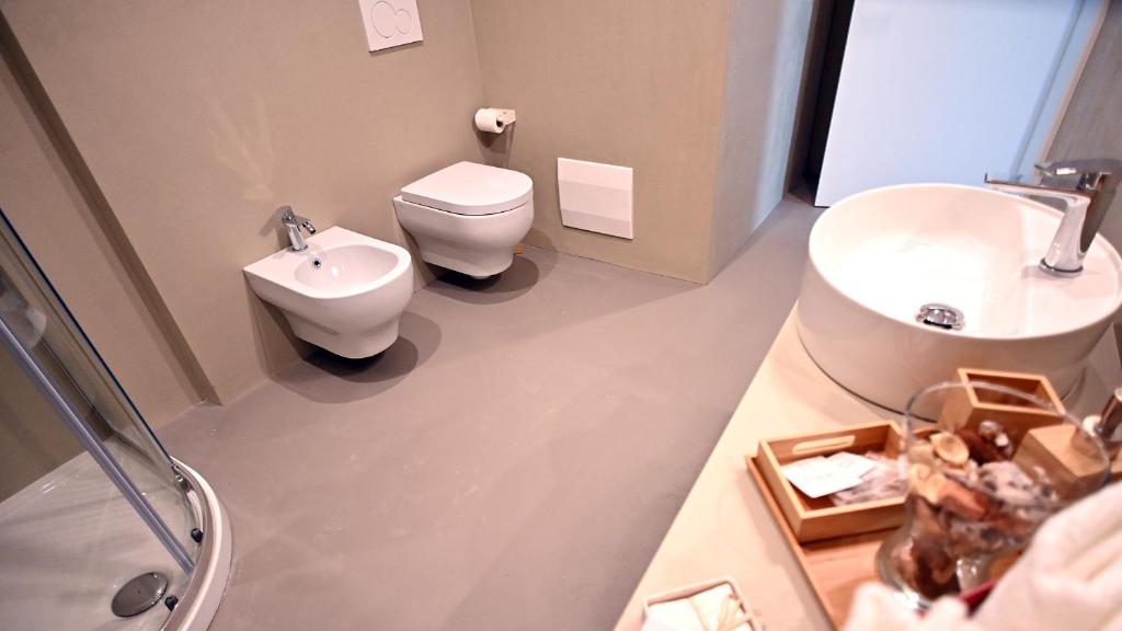 a bathroom with a toilet and a sink at L'Iris B&B in Terrazza in Lucca