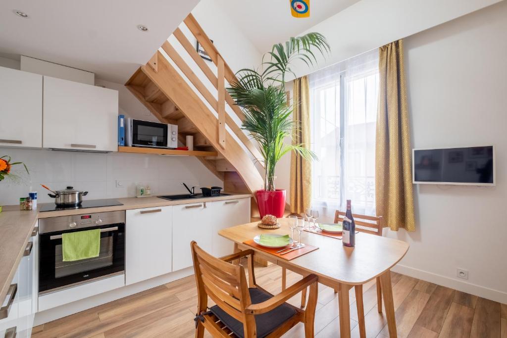 Kuchyň nebo kuchyňský kout v ubytování Lyon Urban Cocoon Gîte urbain eco-responsable