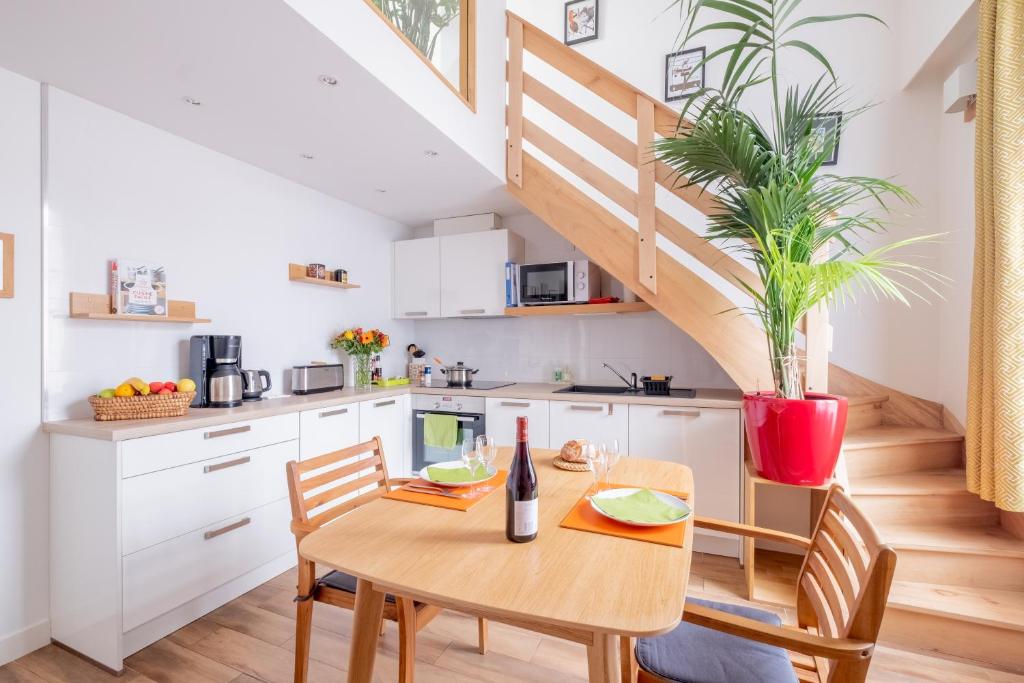 Kuchyň nebo kuchyňský kout v ubytování Lyon Urban Cocoon Gîte urbain eco-responsable