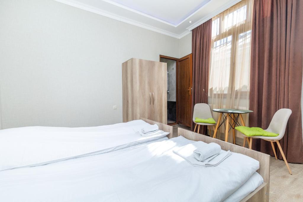 Postel nebo postele na pokoji v ubytování White Hotel Guesthouse