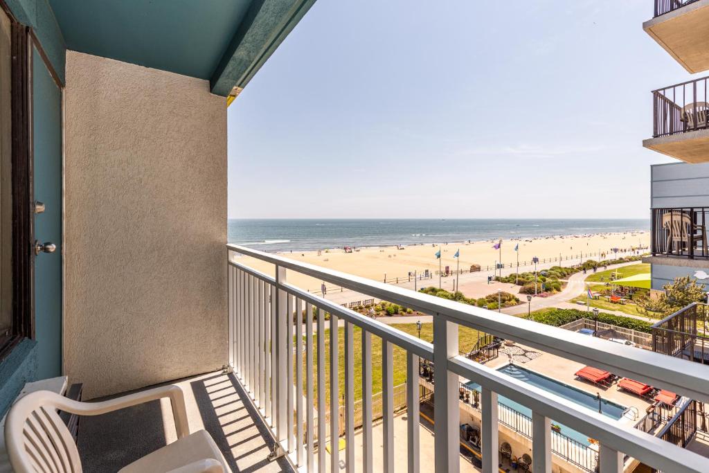 Sandcastle Resort - Room With Two Double Beds - Partial Ocean View