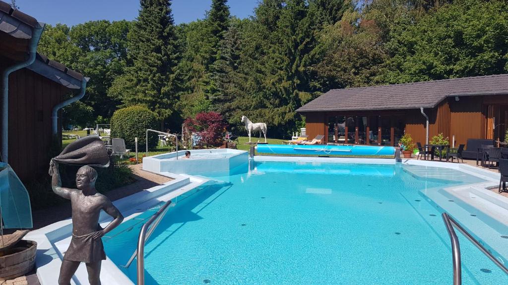 Bazén v ubytování Hotel Eifelsteig nebo v jeho okolí