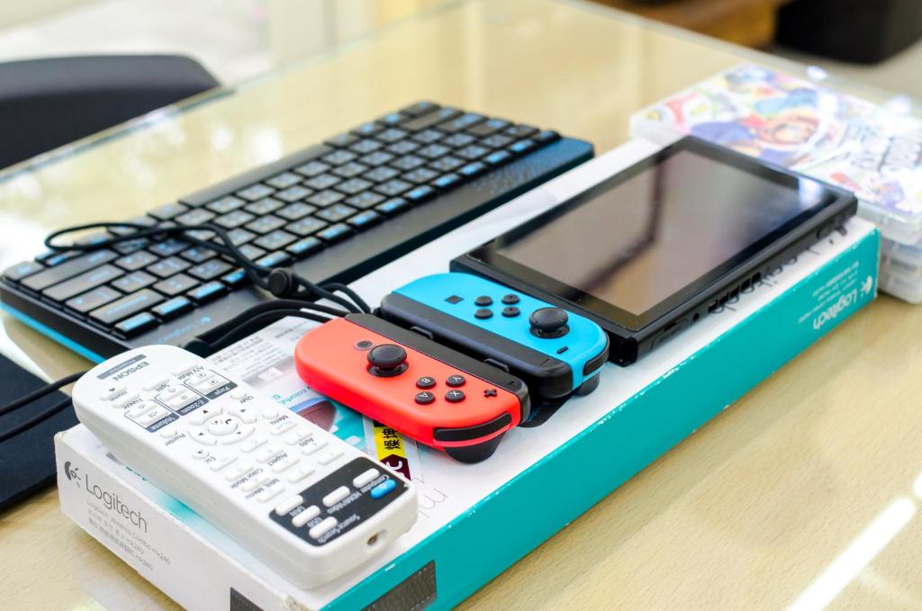 a table topped with consoles and a computer keyboard at 光腳丫宜蘭民宿 in Dongshan