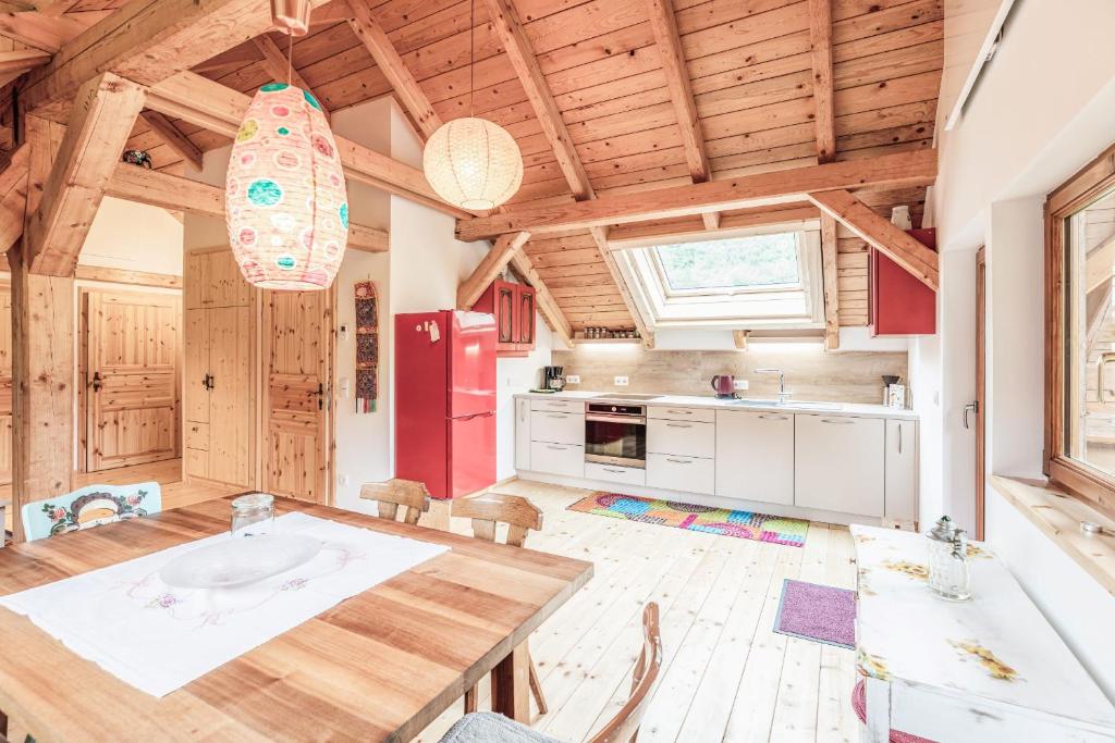 una cucina e una sala da pranzo con soffitto in legno di NaturparkResort Lodge 150 a Palfau