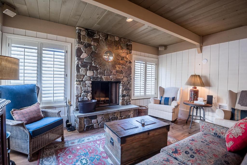 Villager Condominium with access to Sun Valley pool. hot tub, tennis