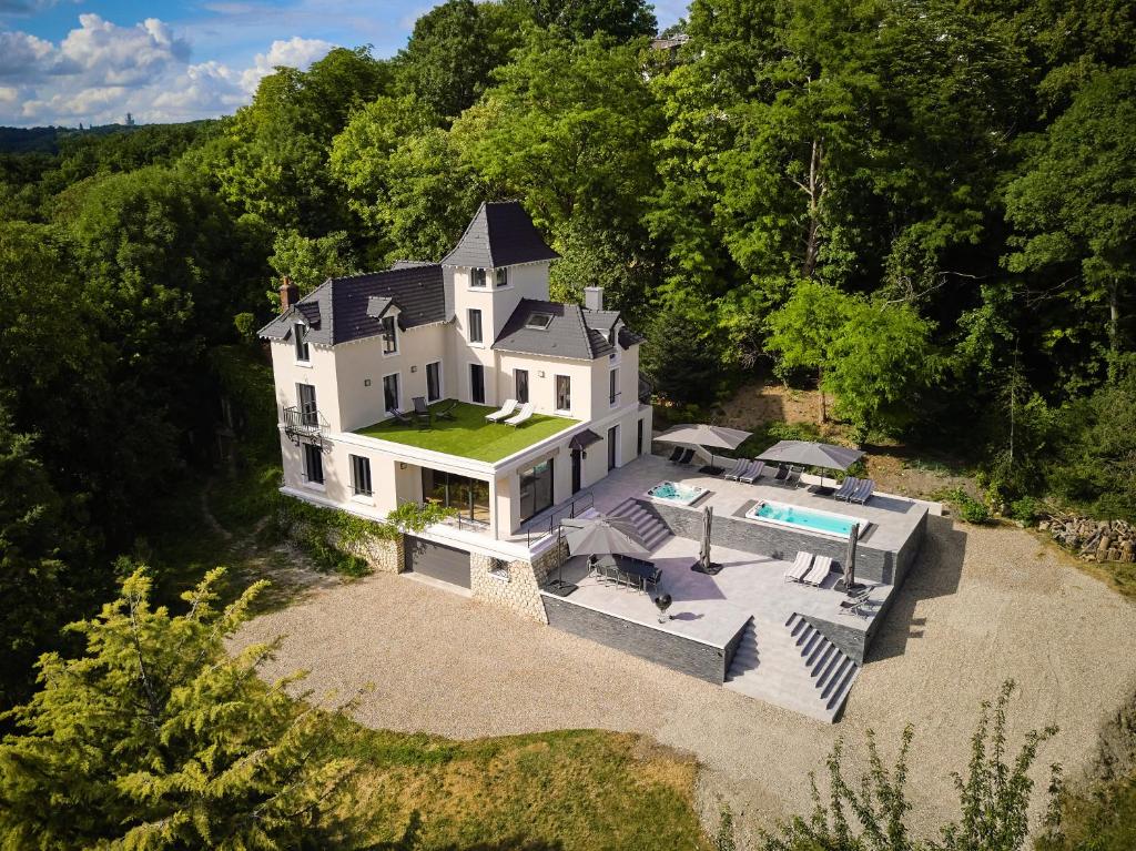 LA VILLA AUBIN belle demeure avec vue sur Paris iz ptičje perspektive