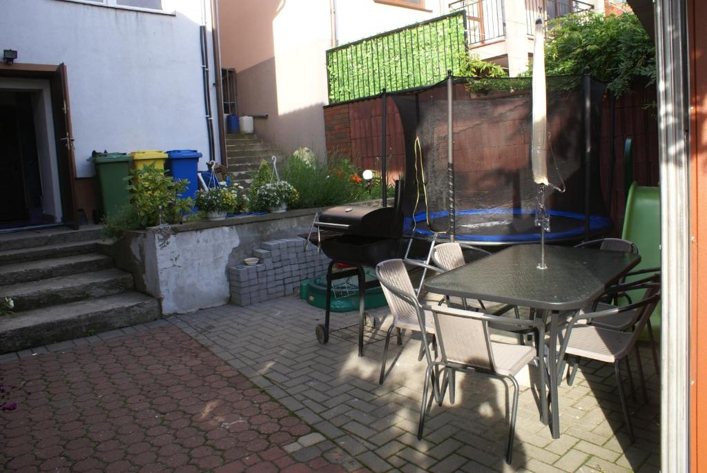 Patio alebo iná vonkajšia časť ubytovania Apartament Nad Jeziorem Mikołajki