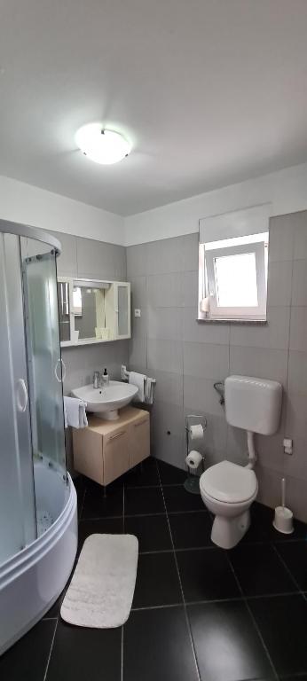 Koupelna v ubytování Apartmani Cesar