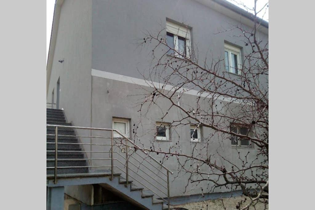 Budova, v ktorej sa apartmán nachádza