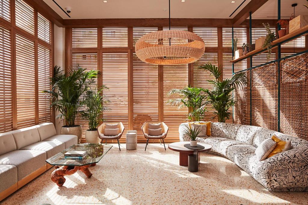 Posezení v ubytování Hotel June West LA, a Member of Design Hotels