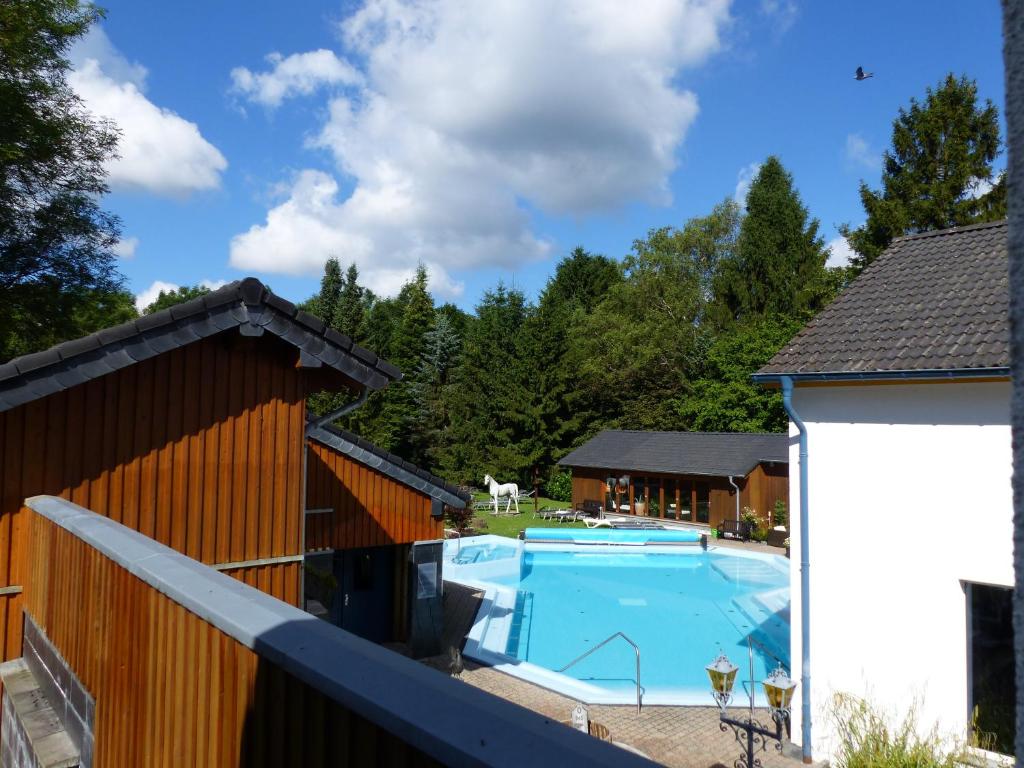 Bazén v ubytování Hotel Eifelsteig nebo v jeho okolí