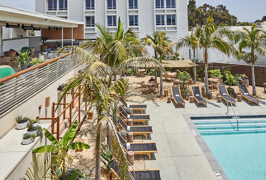 Bazén v ubytování Hotel June West LA, a Member of Design Hotels nebo v jeho okolí