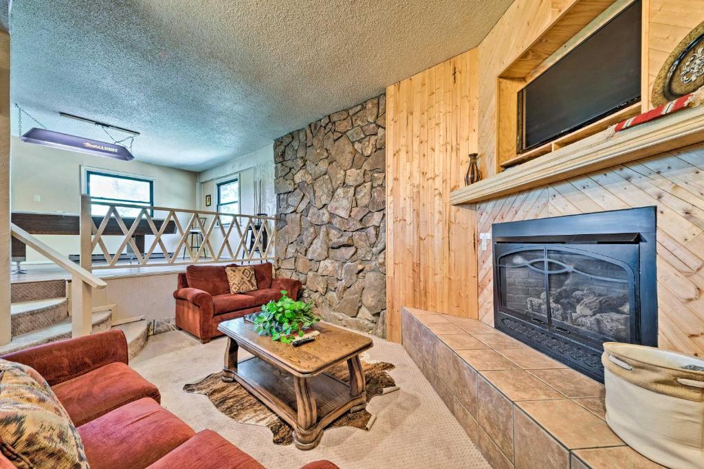 ルイドソにあるSpacious Ruidoso Retreat Game Room and Pool Access!の暖炉とテレビのあるリビングルーム