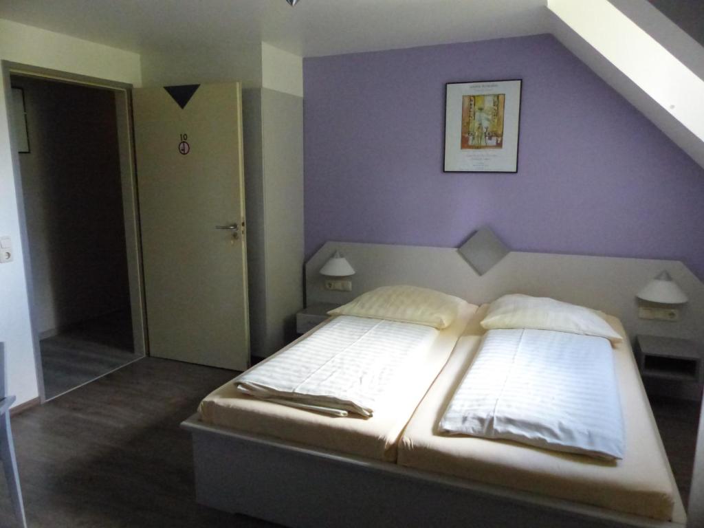 Postel nebo postele na pokoji v ubytování Hotel Eifelsteig