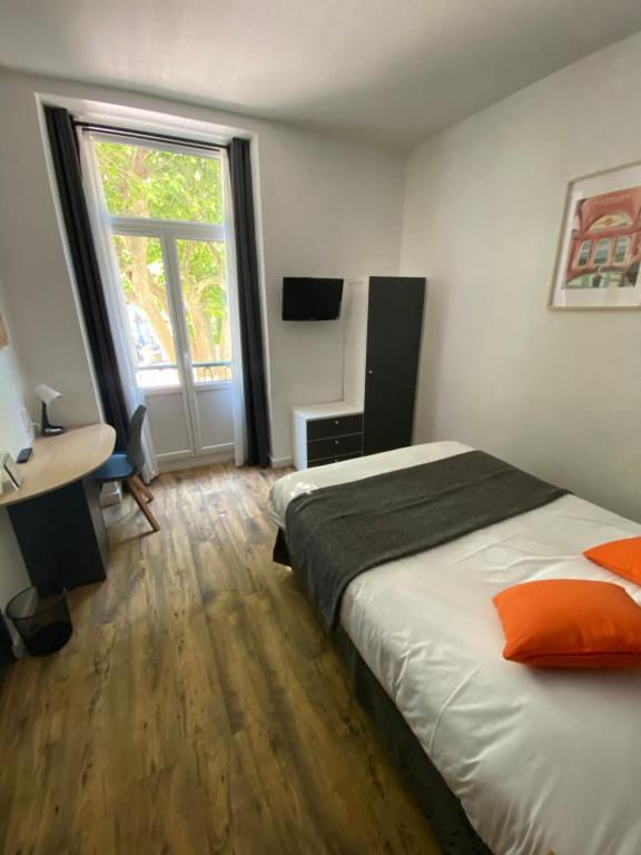 Postel nebo postele na pokoji v ubytování REV HÔTEL