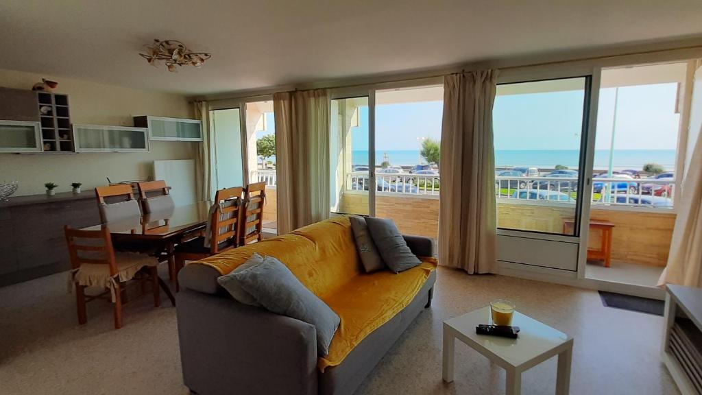 un salon avec un canapé et une table dans l'établissement GRAND CAP Appartement 2 chambres vue mer, à Saint-Jean-de-Monts