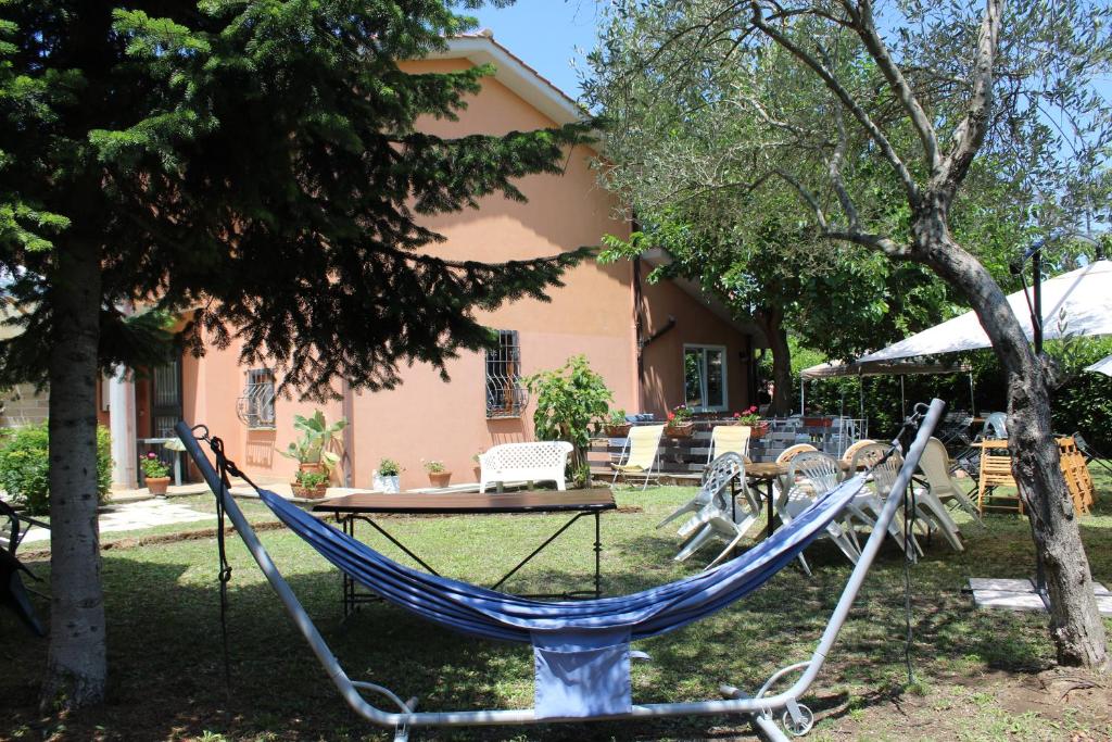 una hamaca en el patio de una casa en Casa del Gelso, en Trevignano Romano