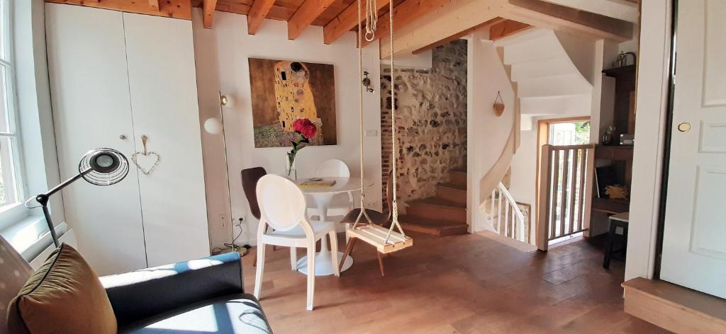 sala de estar con mesa y silla en -La Maison Balancoire - Parking privé offert - Coeur historique -La Clef de Honfleur en Honfleur