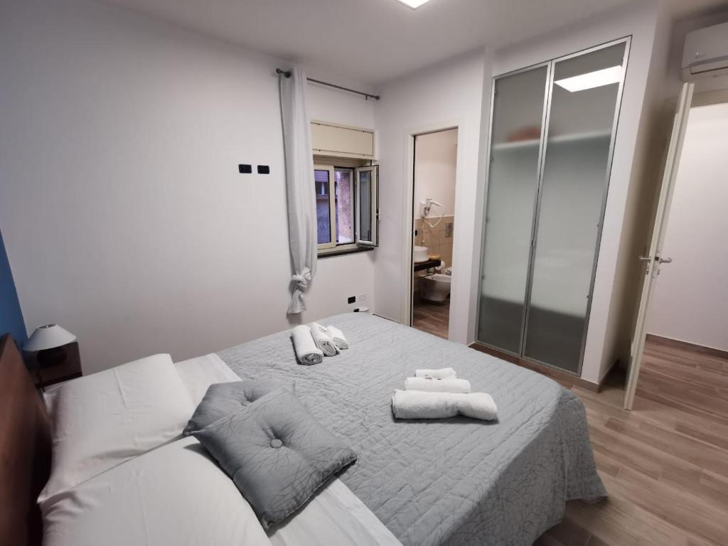 1 dormitorio con 1 cama con 2 toallas en La Casetta Di Rosina, en Caccamo