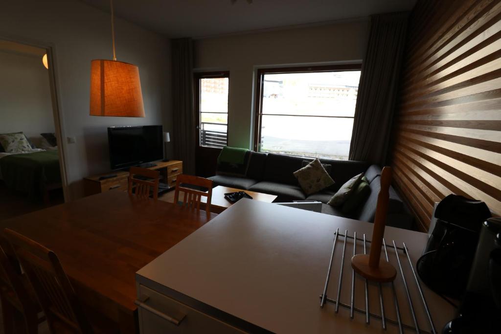 Гостиная зона в Apartment Ylläs Ski Chalets 8106, 2 Hissilippua talvella