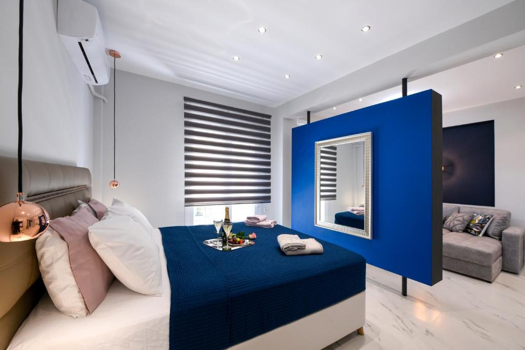 een woonkamer met een blauwe tafel en een bank bij Adell Deluxe Apartments in Kavala