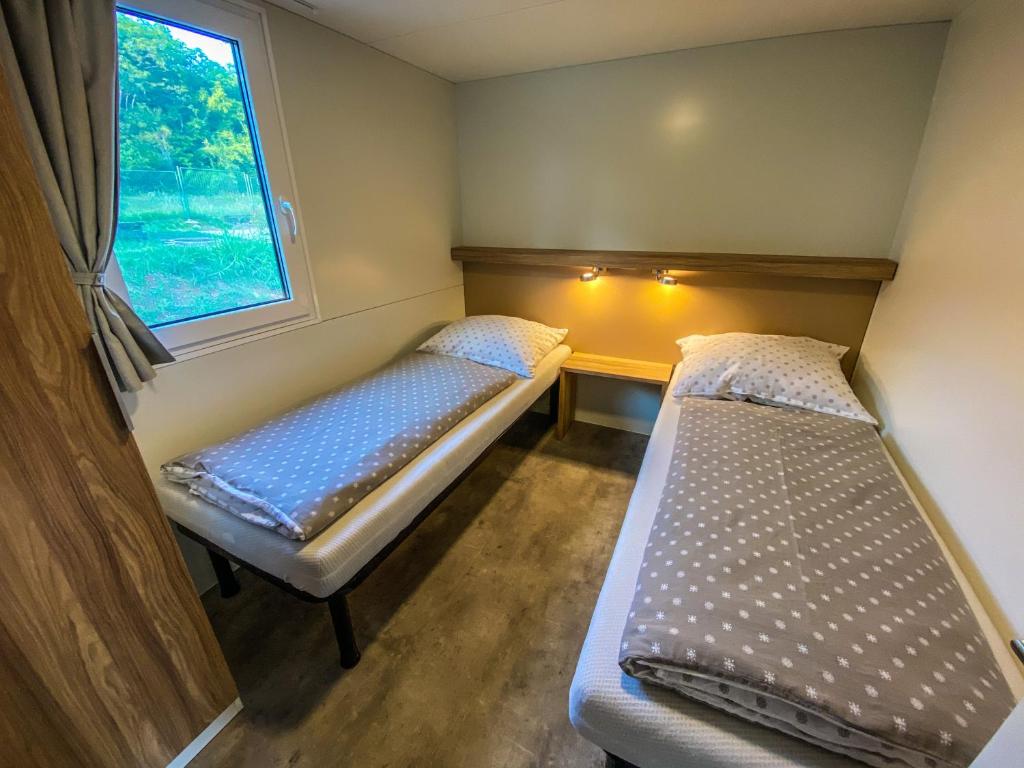 Łóżko lub łóżka w pokoju w obiekcie SUNNY Mobile Homes Bijela Uvala