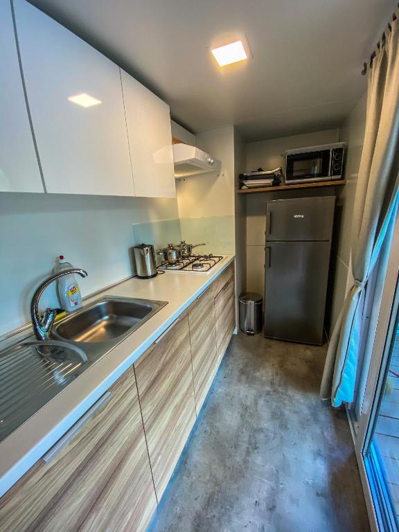 Kuchnia lub aneks kuchenny w obiekcie SUNNY Mobile Homes Bijela Uvala