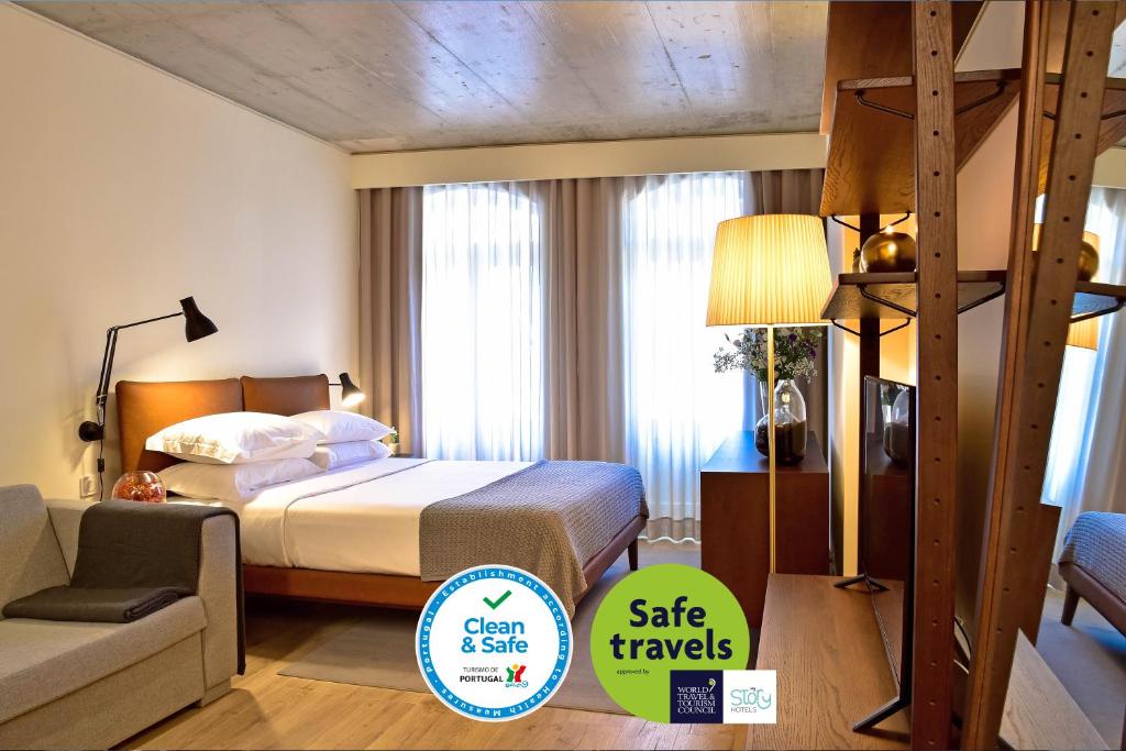 una camera d'albergo con letto e divano di My Story Apartments Porto - Santa Catarina a Porto