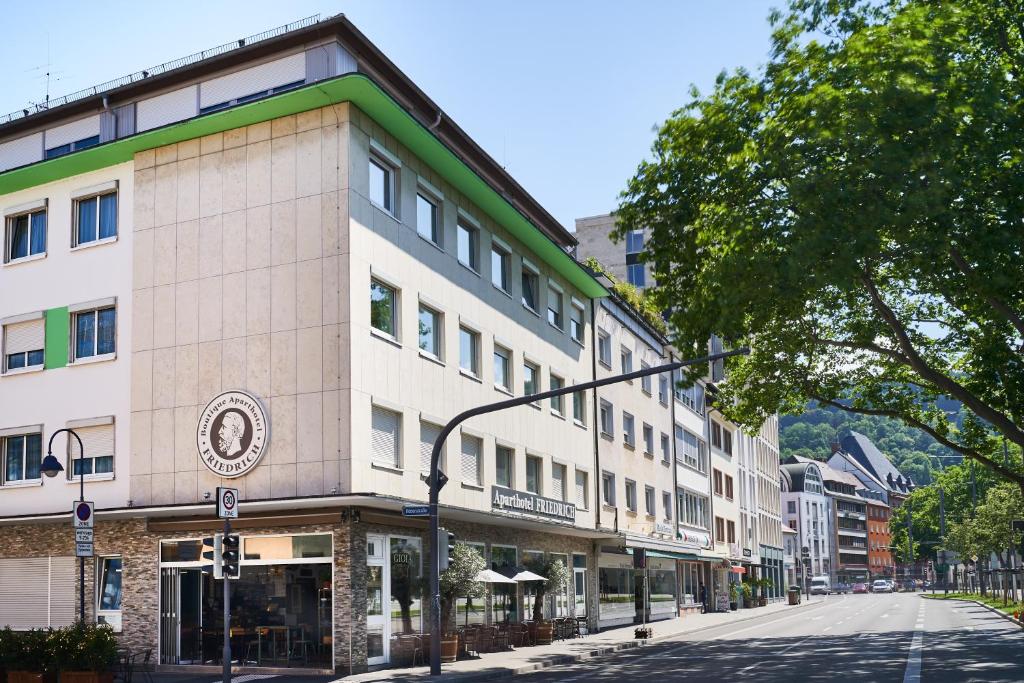 un edificio en una calle de la ciudad con un semáforo en Friedrich Boutique-Apartments, en Freiburg im Breisgau