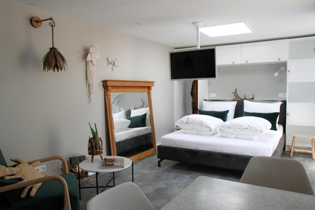 Una habitación de hotel con dos camas y un espejo. en Fabel aan Zee, en Zandvoort