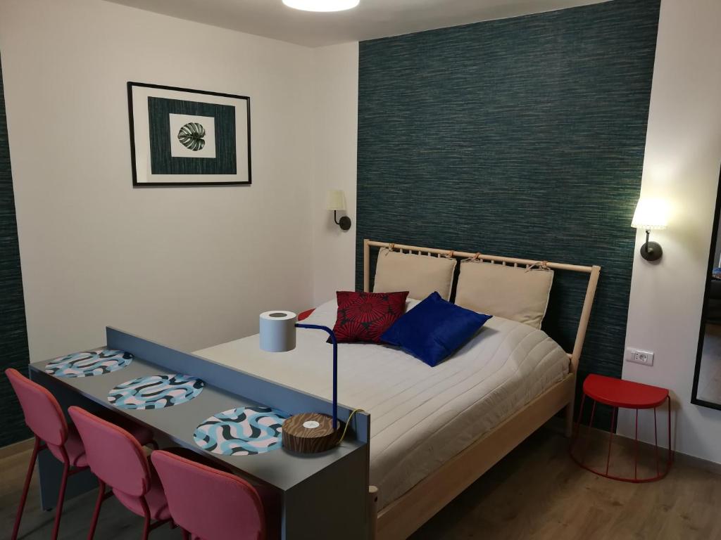 Schlafzimmer mit einem Bett mit einem Tisch und Stühlen in der Unterkunft Rooms Beros in Makarska