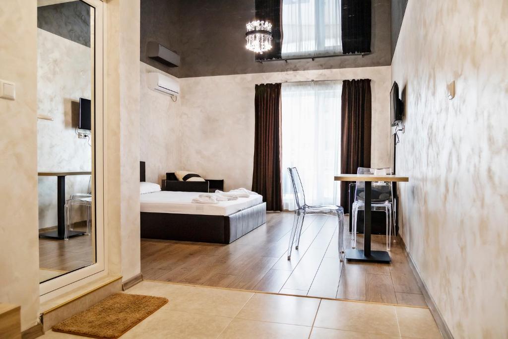 Postel nebo postele na pokoji v ubytování family hotel - City hotel yambol