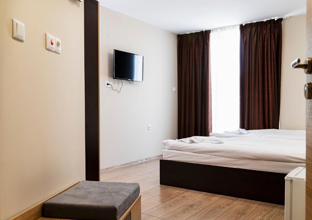 TV a/nebo společenská místnost v ubytování family hotel - City hotel yambol
