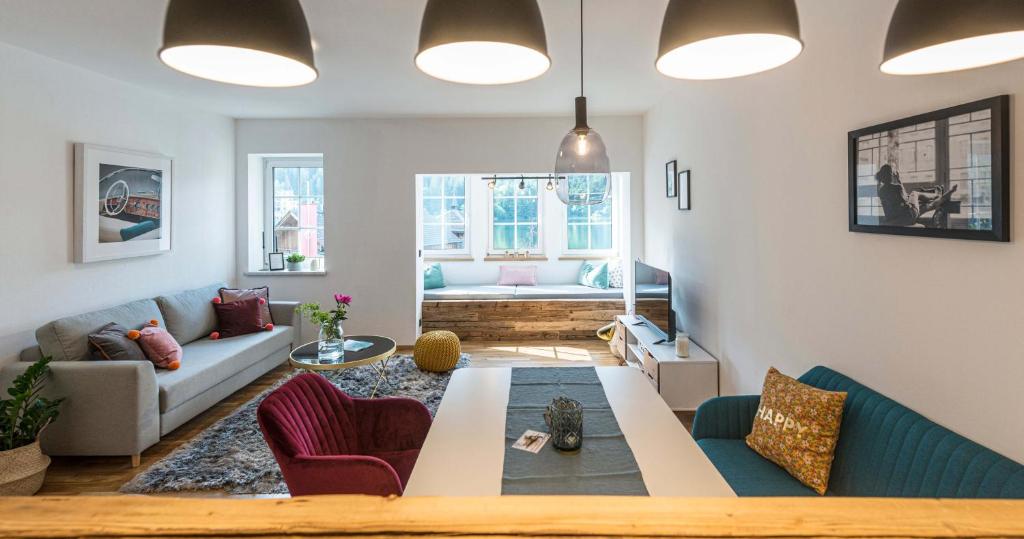 sala de estar con sofá y mesa en Ferienwohnung Seeblick Grundlsee, en Grundlsee