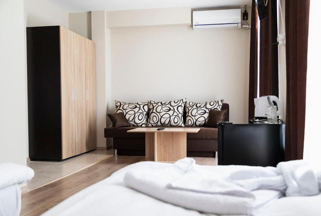 Postel nebo postele na pokoji v ubytování family hotel - City hotel yambol