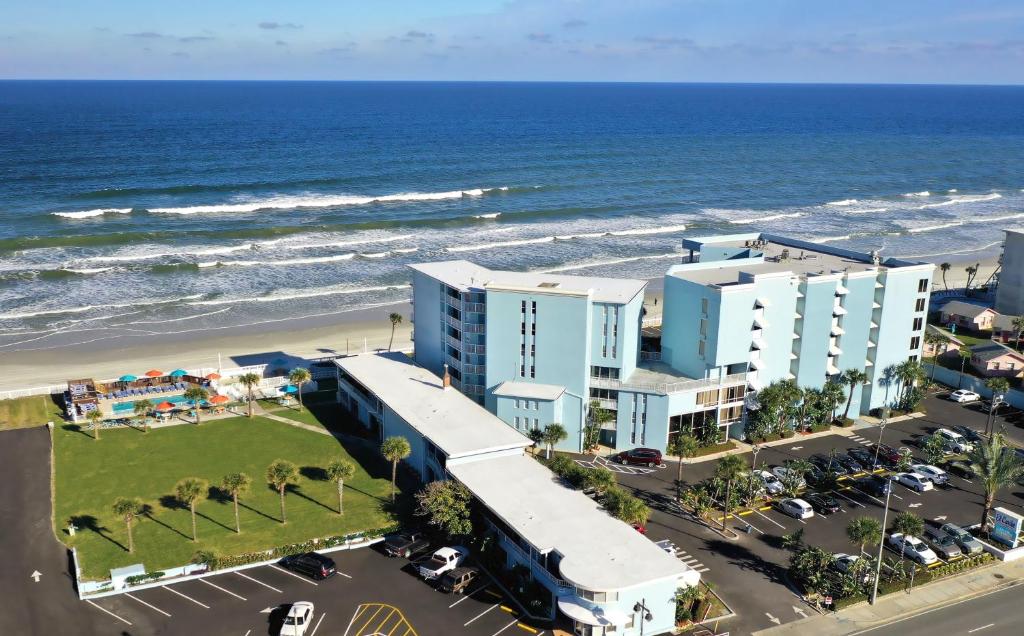 una vista aérea de un hotel y de la playa en El Caribe Resort and Conference Center, en Daytona Beach