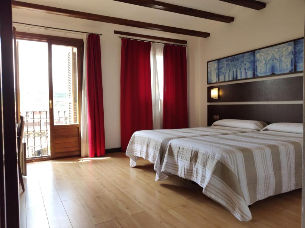 Posteľ alebo postele v izbe v ubytovaní Hotel Rey Sancho