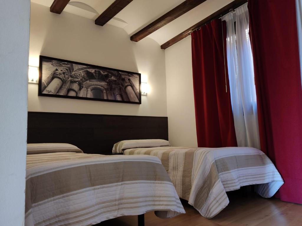 Posteľ alebo postele v izbe v ubytovaní Hotel Rey Sancho