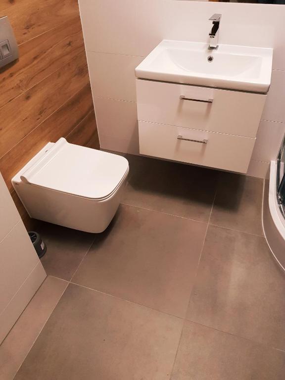 Jurajska Plaza - Nowoczesny apartament z osobną sypialnią, Parking GRATIS - HK Apartaments Kielce - 