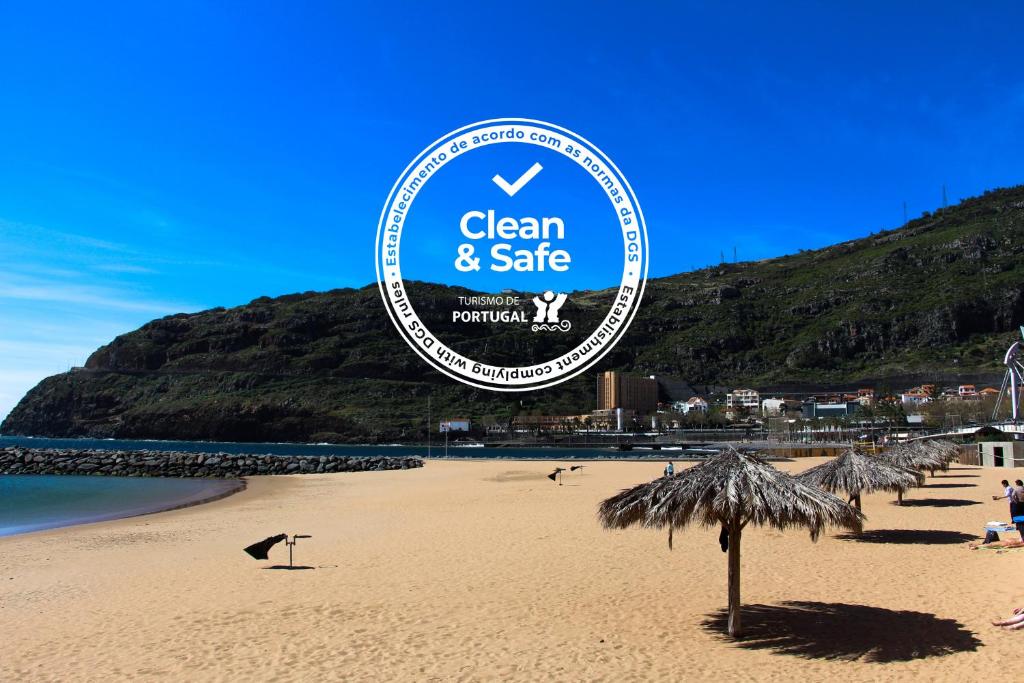 a sign for a clean and safe beach at Casa Do Pico by AnaLodges in Machico