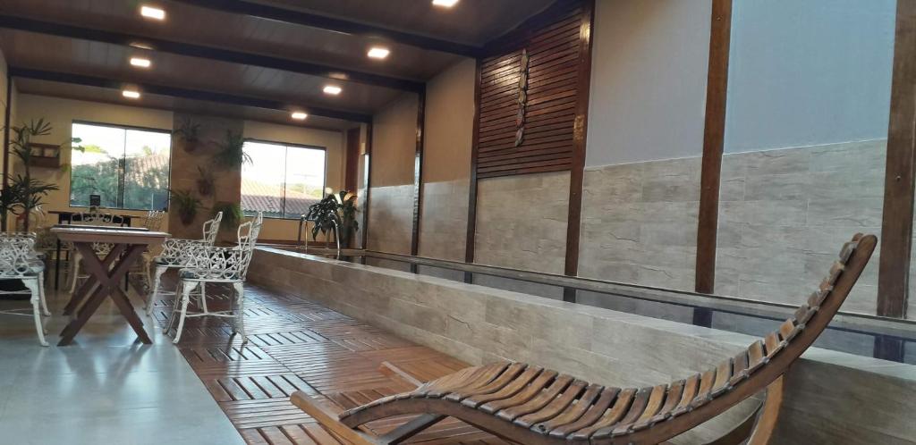 a lobby with a bench and a table at Tapindaré Hotel in Alto Paraíso de Goiás