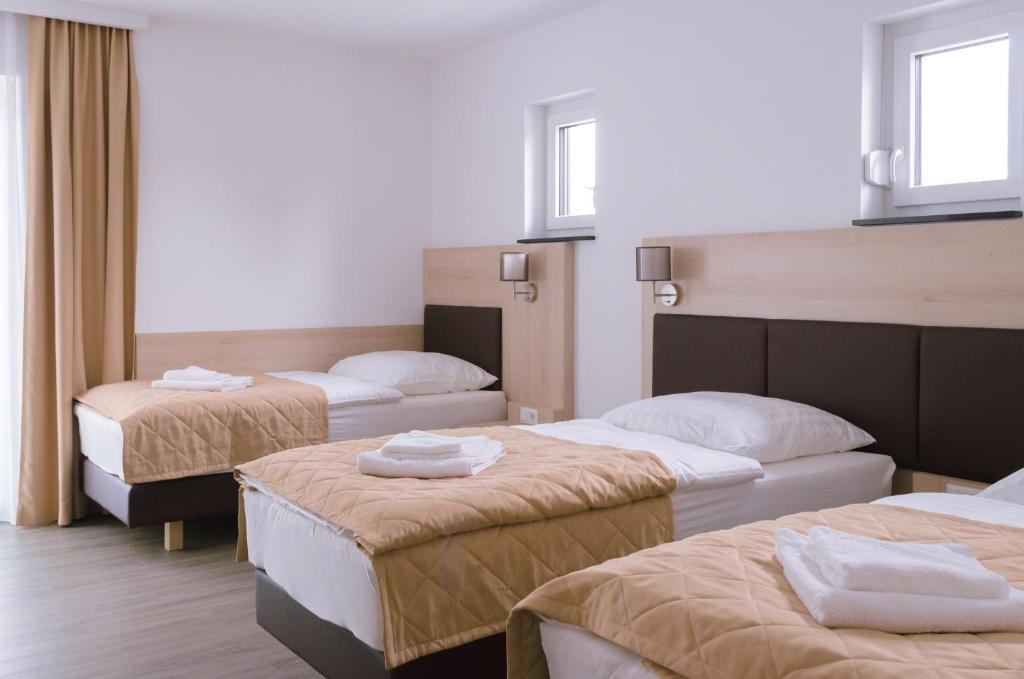 Postel nebo postele na pokoji v ubytování Glindower Alpen Pension